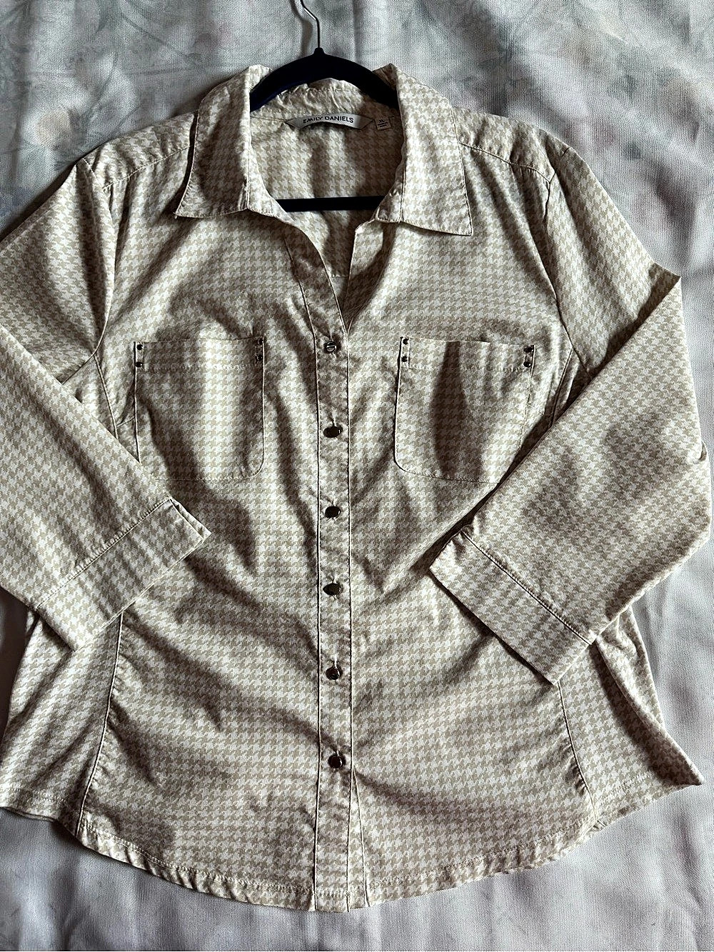 Emily Daniels Houndstooth Button Down Shirt in Cream & White XL Like New